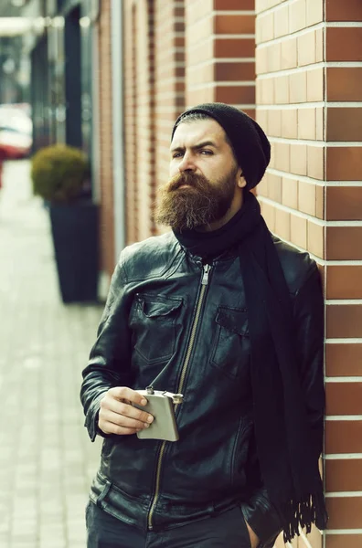 Hombre barbudo serio hipster con tarro metálico en chaqueta de cuero — Foto de Stock