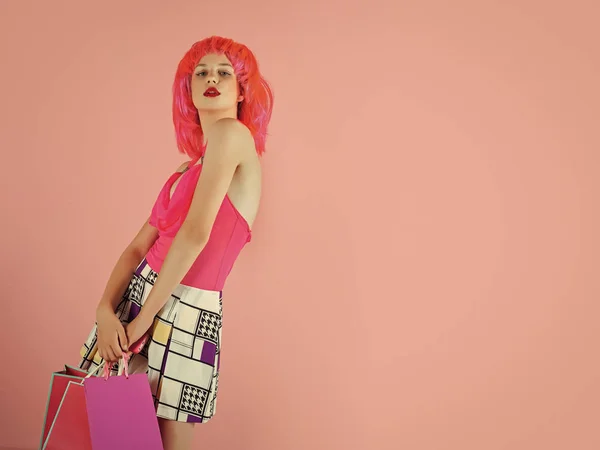 Comprador de moda posando sobre fondo rosa — Foto de Stock