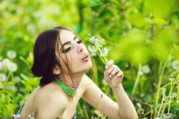 女孩与时尚化妆和珠在绿色的树叶 — 图库照片