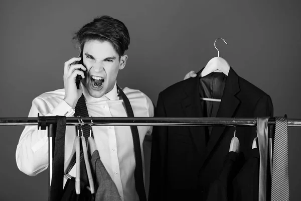 Homem de negócios no guarda-roupa cabide com telefone, gritando homem com raiva — Fotografia de Stock