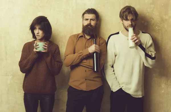 와인, 요구르트, 차를 마시는 성인의 쾌활 한 그룹 — 스톡 사진