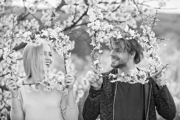 Man en vrouw in het voorjaar. — Stockfoto