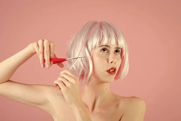 Γυναίκα στην περούκα σε ροζ φόντο. — Φωτογραφία Αρχείου