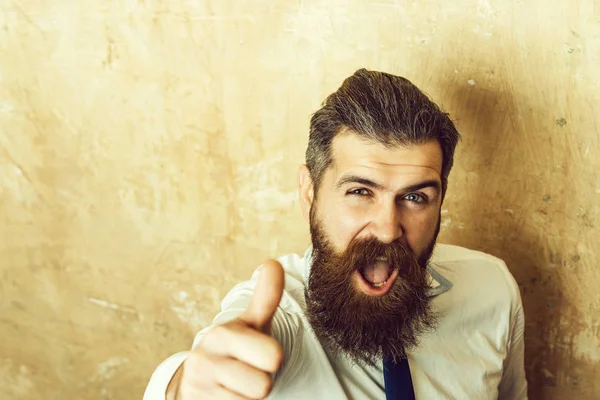Бородатый мужчина или хипстер с длинной бородой на счастливом лице — стоковое фото