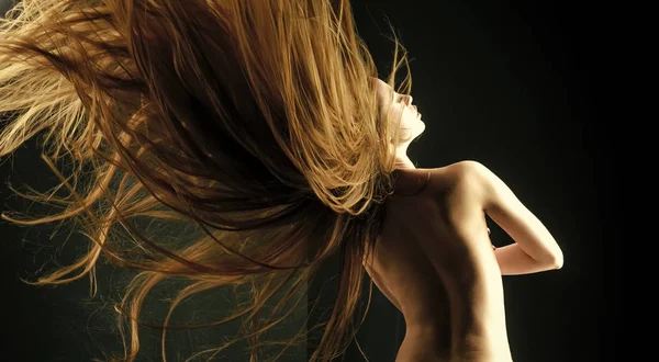 Donna Con Capelli Lunghi Alla Moda Schiena Nuda Salone Bellezza — Foto Stock