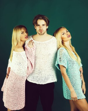 moda modelleri ve beyaz adam örme kazak poz