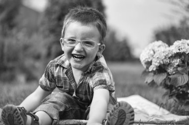 Gülen çocuk pikniğe