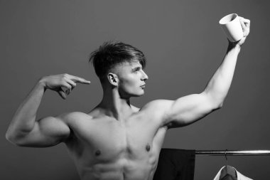 Adam sabah kahvesini içiyor..