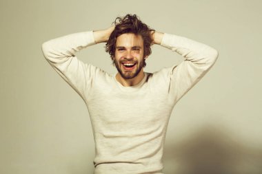 uzun uncombed saç uyan sabah ile gülümseyen adam