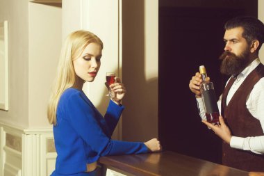 Kadın ve barmen de bar