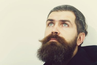 Sakallı ciddi acımasız beyaz adam aramak