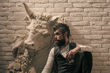 Galeri ziyaretçi içki cam, seyahat ile.