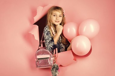 Küçük kız çocuk Parti balonları, kutlama. Güzellik ve moda, punchy pastel. Balonlar, çocukla doğum günü. Doğum günü, mutluluk, çocukluk, bak. Küçük kız saç modeli ile tutun balonlar.