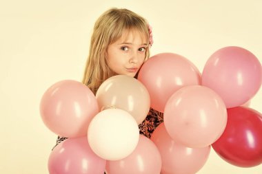Küçük kız saç modeli ile balon tutun. Güzellik ve moda, punchy pastel. Balonlarla doğum gününde evlat. Küçük kız çocuk Parti balonları, kutlama. Doğum günü, mutluluk, çocukluk, bak.