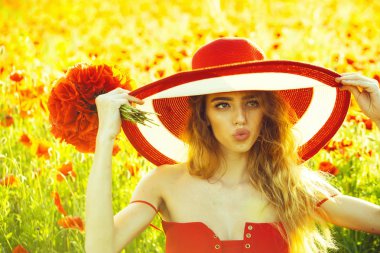 şapka kırmızı haşhaş buketi retro kıza