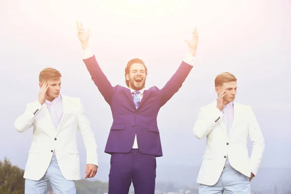 Szczęśliwy człowiek i bliźniaków faceci na błękitne niebo, elastycznych przedsiębiorstw — Zdjęcie stockowe