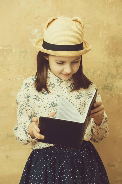 사랑 스러운 소녀 검은 참고도 서를 읽고 — 스톡 사진