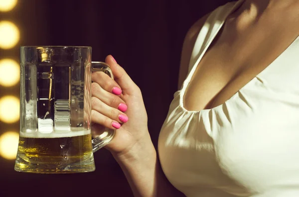 Sommelier kvinna med öl glas i handen — Stockfoto