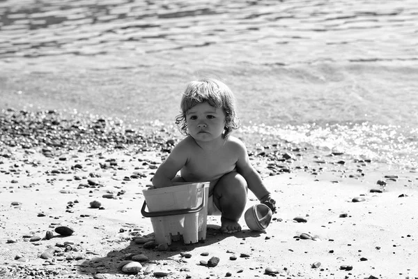 Niño jugando en la playa — Foto de Stock