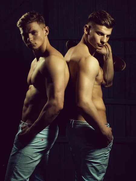 Zwillinge mit muskulösem Oberkörper — Stockfoto