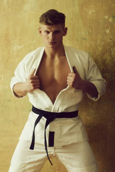 Karate hombre posando con el pecho musculoso en kimono blanco — Foto de Stock