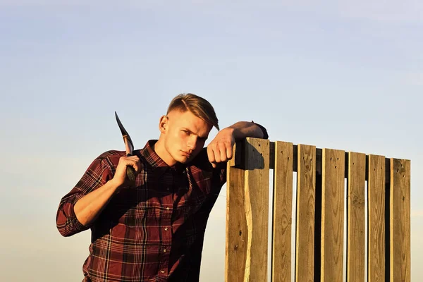 Hombre sostiene hacha con cara seria — Foto de Stock