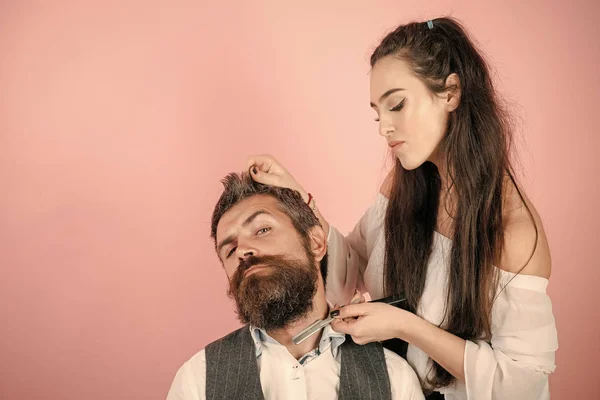 Vousatý muž a žena s dlouhými vlasy. — Stock fotografie