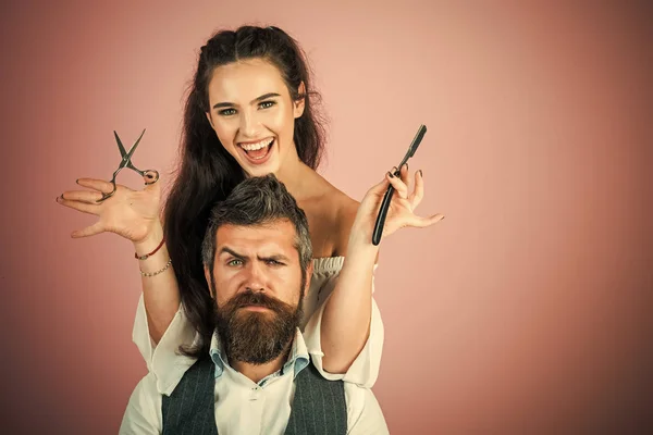 Mujer con maquinilla de afeitar, tijeras cortar el pelo del hombre . — Foto de Stock