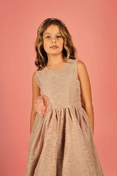 Menina bonita em um vestido rosa. sorrindo bonito menina — Fotografia de Stock