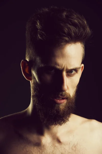 Hombre, barbudo joven hipster tiene bigote en la cara seria — Foto de Stock