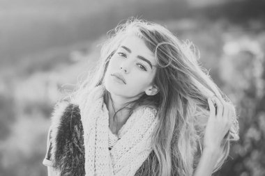 Güzel bir yüz ile moda modeli.