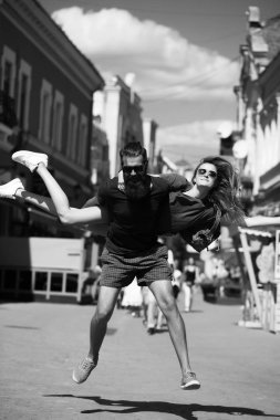 Mutlu sakallı adam seksi kadınla geri atlama