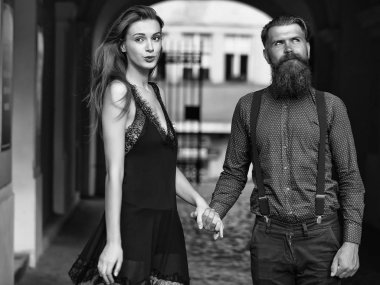 Genç şık bir çift.