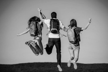 Kadınlar ve yakışıklı adam dağın tepesinde atlama