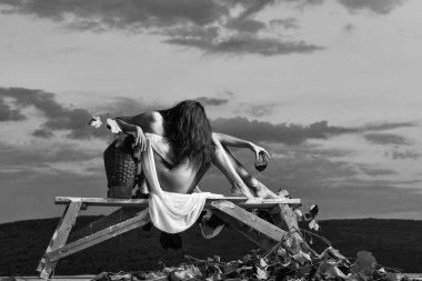 gökyüzü üzerinde şarap ile güzel kadın