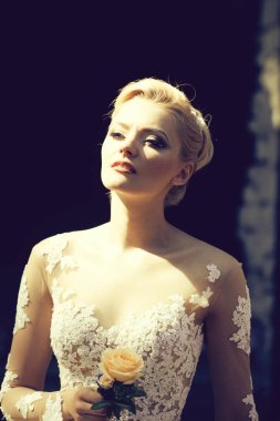 Oldukça sevimli gelin gelinlik güzel makyaj ile