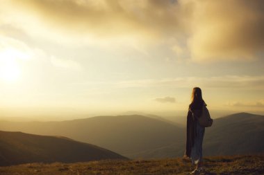 Sırt çantası ile güzel kız uzun yürüyüşe çıkan kimse