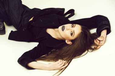 siyah ceketli beyaz arka plan üzerinde izole kadın moda