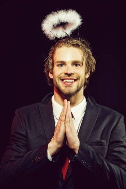 başının üstünde beyaz tüy halo ile mutlu adam