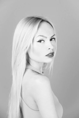 Sevimli yüz ve sarı uzun saçları olan güzel kadın