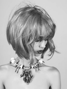 Manken çıplak vücudu ve kırmızı dudaklar. Güzellik ve moda. Etnik takı parlak yapay saçlı kız. Mavi moda makyaj perukla kadında. Kuaförler Berber salonları ve berber dükkanı.