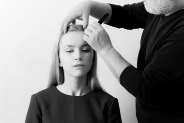 Kız makyaj yüz cilt toz fırçası ile elde