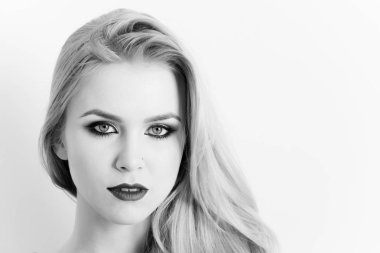 Güzel yüzün üzerinde kırmızı dudaklar ile kız