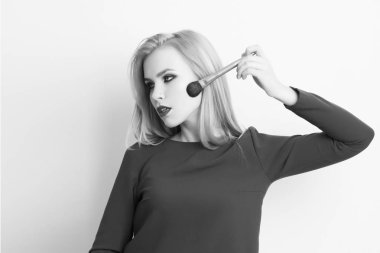 Yüz Cilt toz fırçası ile makyaj uygulayarak kadın