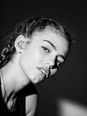 sevimli yüzü ile kız