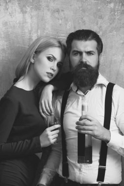 Kadın ve adam şişe ve bardak likör ile poz