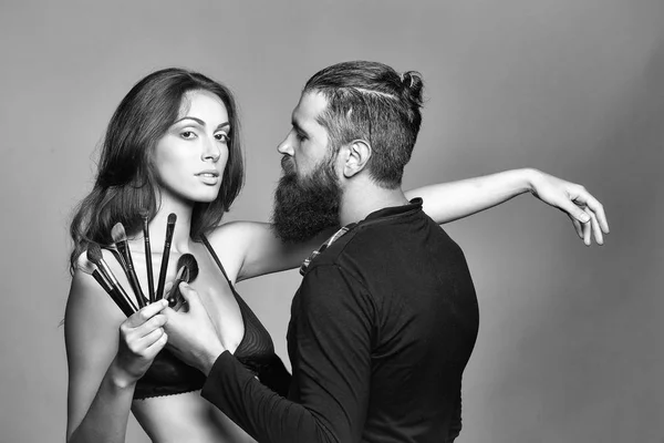 Visagiste barbudo homem e sexy mulher — Fotografia de Stock