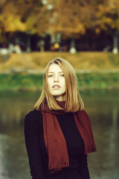 Chica bonita en el parque de otoño —  Fotos de Stock