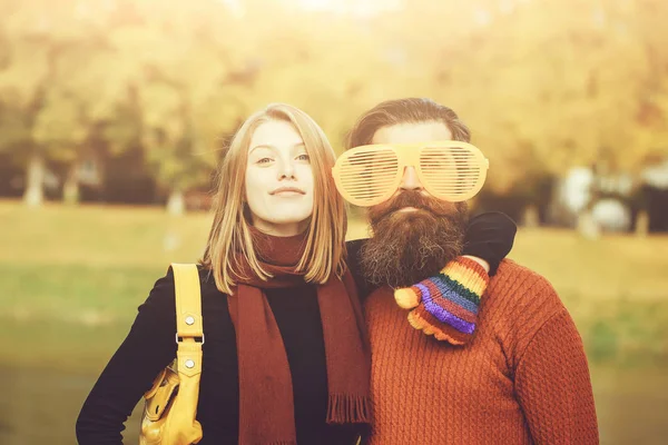 Young couple in autumn park — Stock Photo, Image