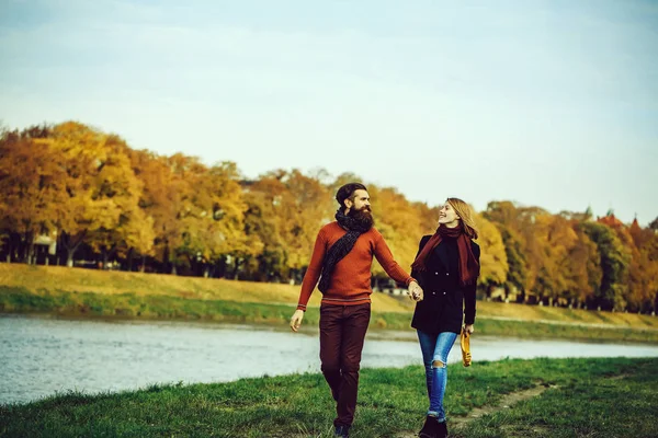 Jovem casal no parque de outono — Fotografia de Stock